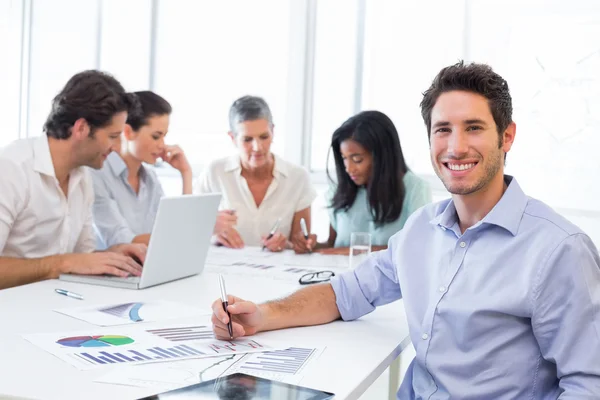 Schöner Geschäftsmann am Arbeitsplatz — Stockfoto