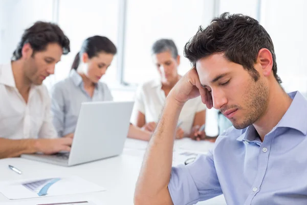 Homme d'affaires au repos au travail — Photo