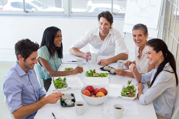 Arbeidere nyter lunsjpause – stockfoto