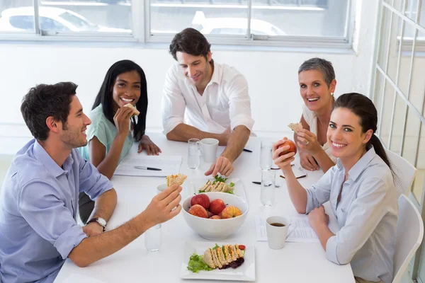 Arbetstagare äta smörgåsar till lunch — Stockfoto