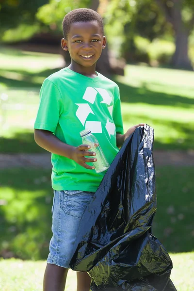 Jongen in de recycling tshirt oppakken van Prullenbak — Stockfoto