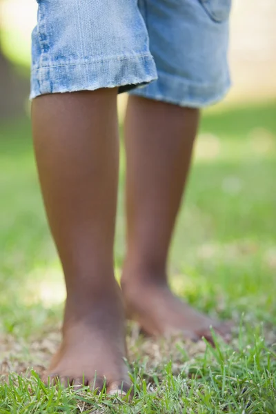 Boys legs standing on grass — Stock Photo, Image