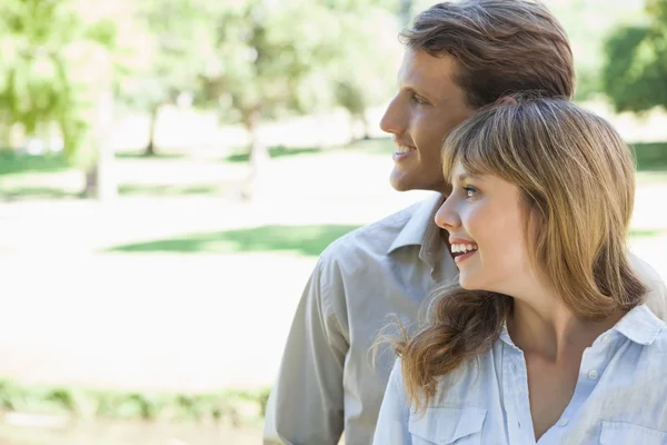 Pareja de pie en el parque — Foto de Stock