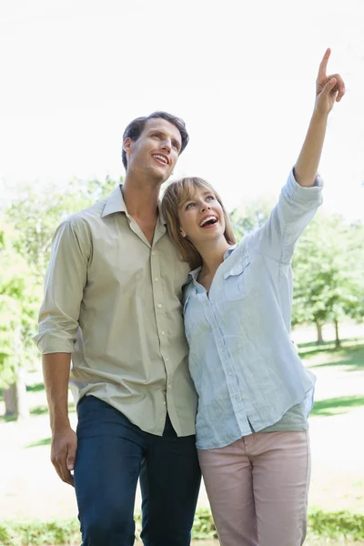 Couple dans le parc — Photo