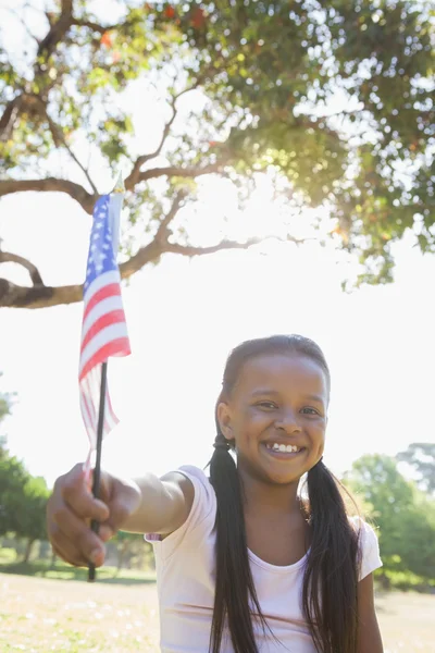 Dziewczyna macha amerykańską flagę — Zdjęcie stockowe