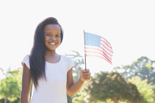 女の子を振ってアメリカ国旗 — ストック写真