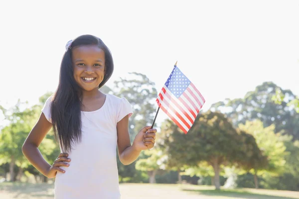 Ragazza sventola bandiera americana — Foto Stock