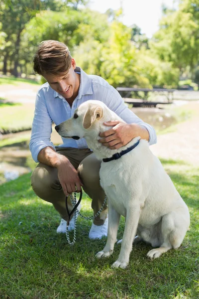 Man med sin labrador i parken — Stockfoto