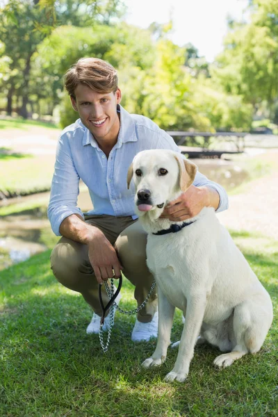 Man med sin labrador i parken — Stockfoto