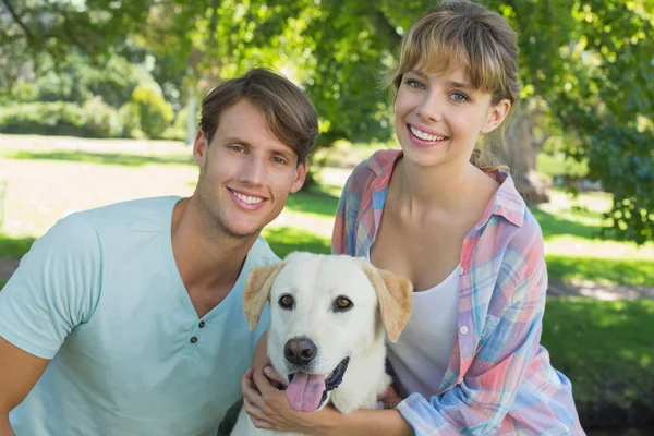 Para z ich labrador w parku — Zdjęcie stockowe