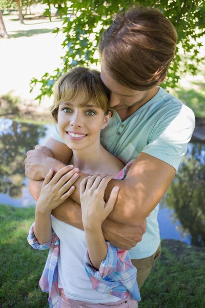 Paar samen in het park — Stockfoto