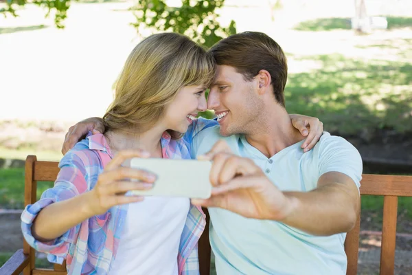 Casal no parque tirando uma selfie — Fotografia de Stock