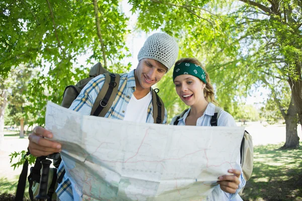 Casal em uma caminhada consultar o mapa — Fotografia de Stock