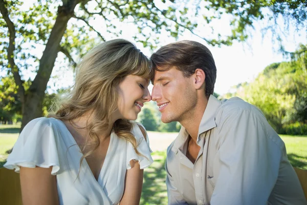 Couple dans un café tête à tête — Photo