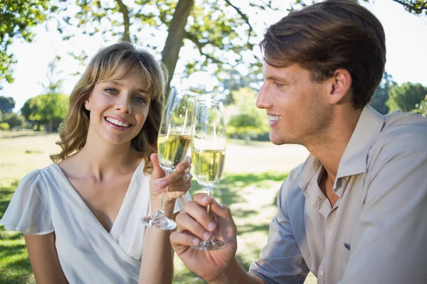 Paar stößt mit Champagner an — Stockfoto