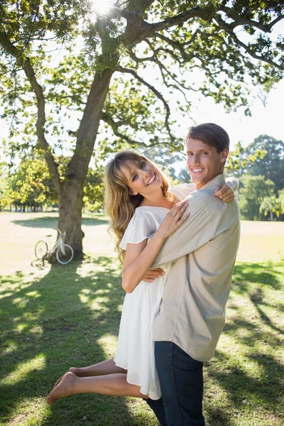 Paar umarmt sich im Park — Stockfoto