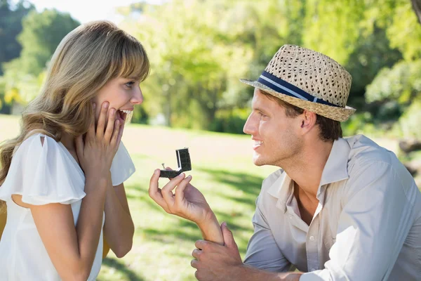 Hombre sorprendiendo a su novia con una propuesta — Foto de Stock