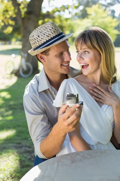 Uomo sorprendente la sua ragazza con una proposta — Foto Stock