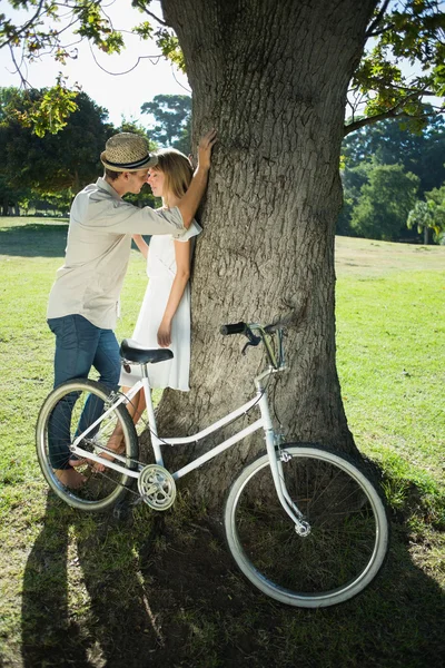 Pareja apoyada en el árbol — Foto de Stock