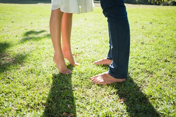 Páry bosé nohy stojící na trávě — Stock fotografie