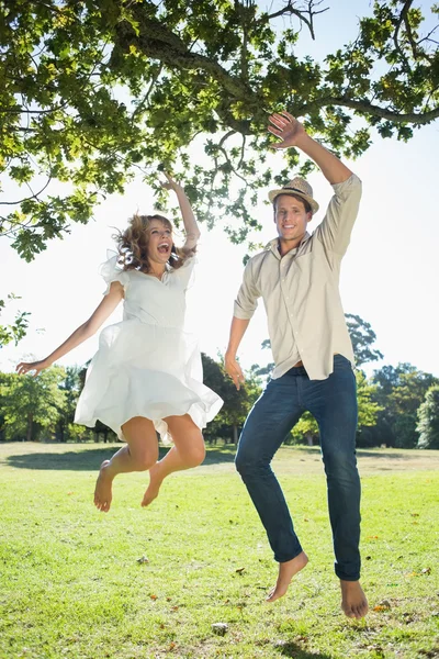 Paar springen in het park — Stockfoto