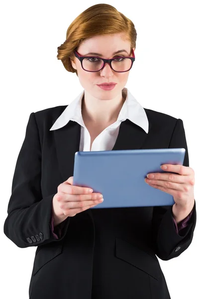 Donna d'affari rossa utilizzando il suo tablet pc — Foto Stock