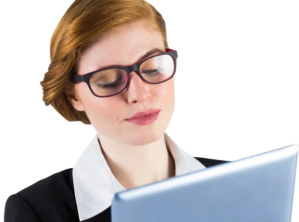 Pelirroja mujer de negocios utilizando su tableta pc —  Fotos de Stock