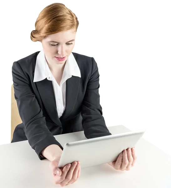 Rothaarige Geschäftsfrau mit ihrem Tablet-PC — Stockfoto