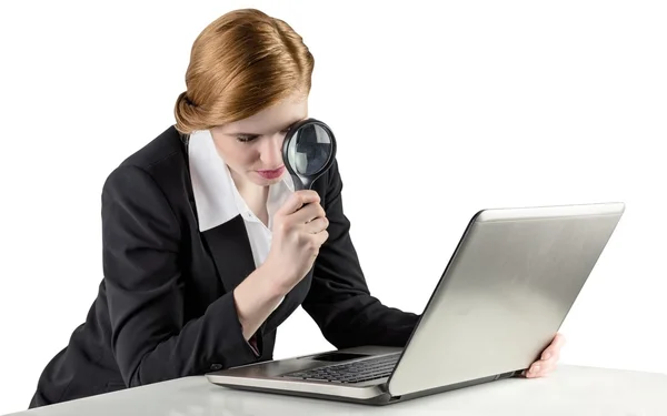 Рыжая деловая женщина, использующая ноутбук — стоковое фото