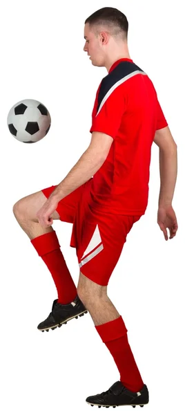 Jogador de futebol jogando com bola — Fotografia de Stock