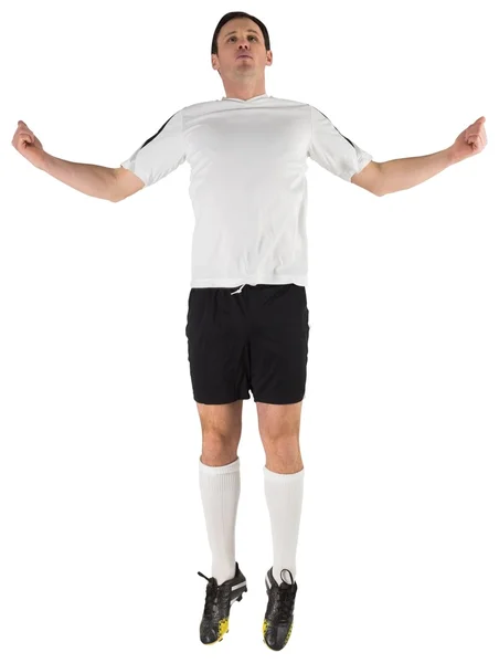 Piłkarz w biały skoki — Zdjęcie stockowe