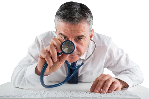 Affärsman kör diagnostik med stetoskop — Stockfoto