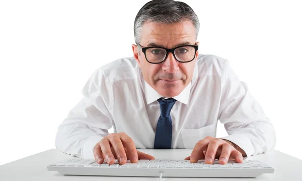 Зрелый бизнесмен печатает на клавиатуре — стоковое фото