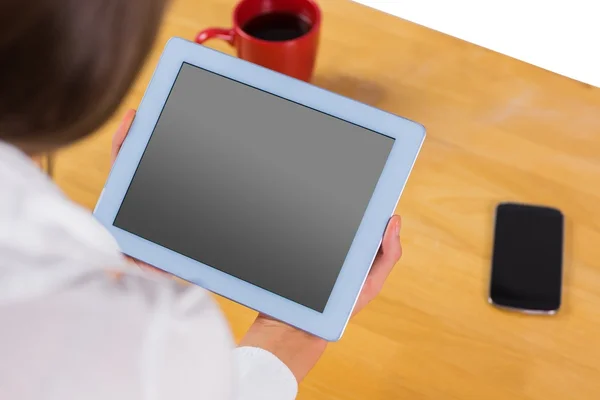 Empresária usando tablet na mesa — Fotografia de Stock