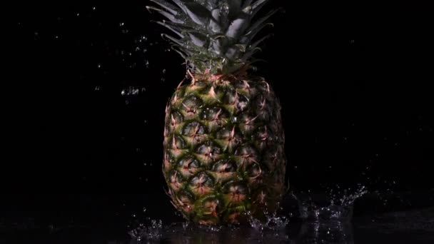 Wasser regnet auf Ananas — Stockvideo