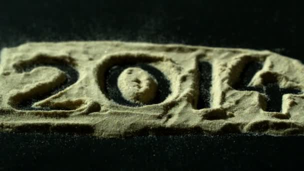 2014 scritto nella sabbia che soffia via — Video Stock