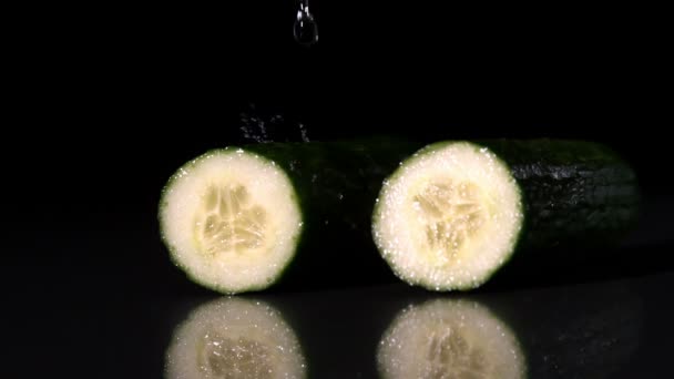 Water raining on courgette halves — Stock Video