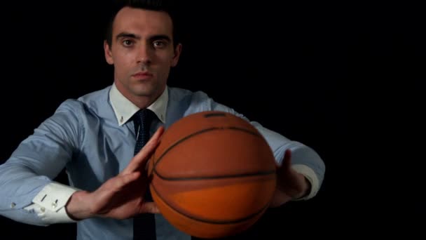 Businessman throwing basketball — Stock Video