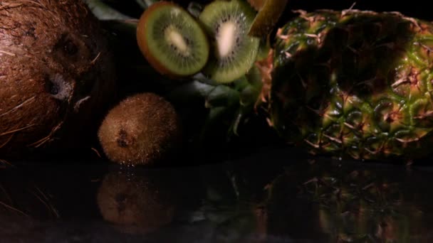 Kiwi segmenten die vallen — Stockvideo