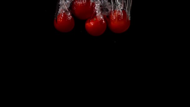 Pomodori ciliegia che cadono in acqua — Video Stock