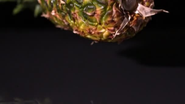 Ananas vallen en splitsen — Stockvideo