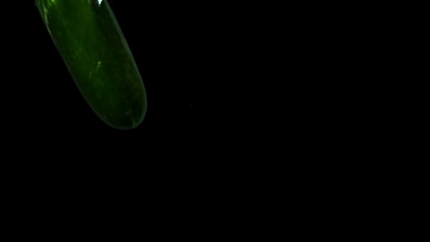 Courgette falling in water — Stock Video