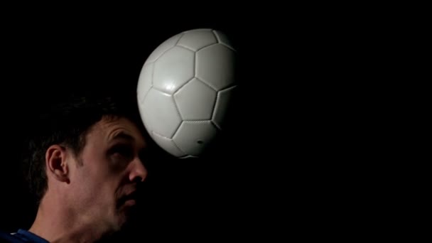 Futbolista encabezando la pelota — Vídeos de Stock