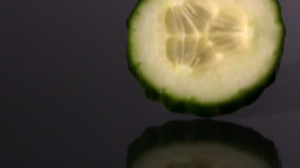 Courgette segment vallen — Stockvideo