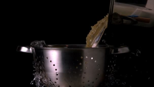 Pot pouring pasta — Stock Video