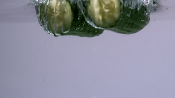 Courgette helften vallen in water — Wideo stockowe