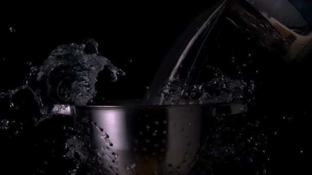 소 쿠리에 붓는 물 — 비디오