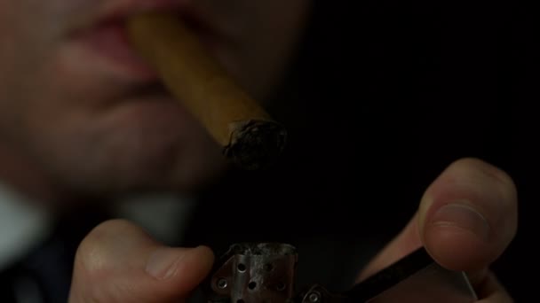 Affärsman tända sin cigarr — Stockvideo