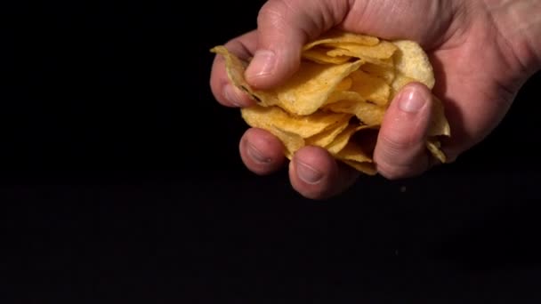 Handen breken potato chips — Stockvideo