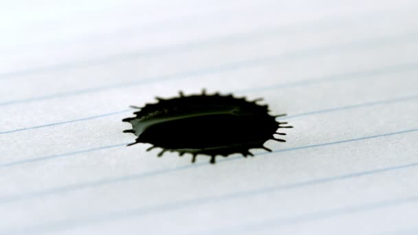 줄이 그어진된 종이에 떨어지는 검정 잉크 — 비디오